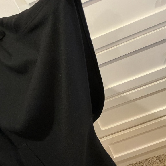 Louis Feraud Elegant Black Cape with Vibrant Pink Accent - Picture 12 of 15